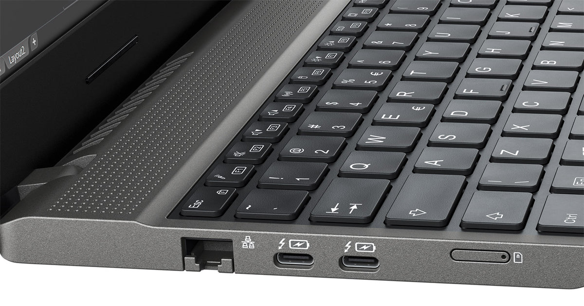 Fujitsu Celsius H5511 linkerzijde met aansluitingen